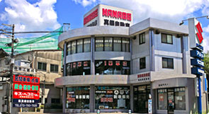 CAR REPAIR MANABE 本社ショールーム&サービス工場写真